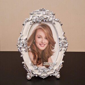 Vintage Floral Designed Oval Photo Frame 4”x6” Silver Picture Frame